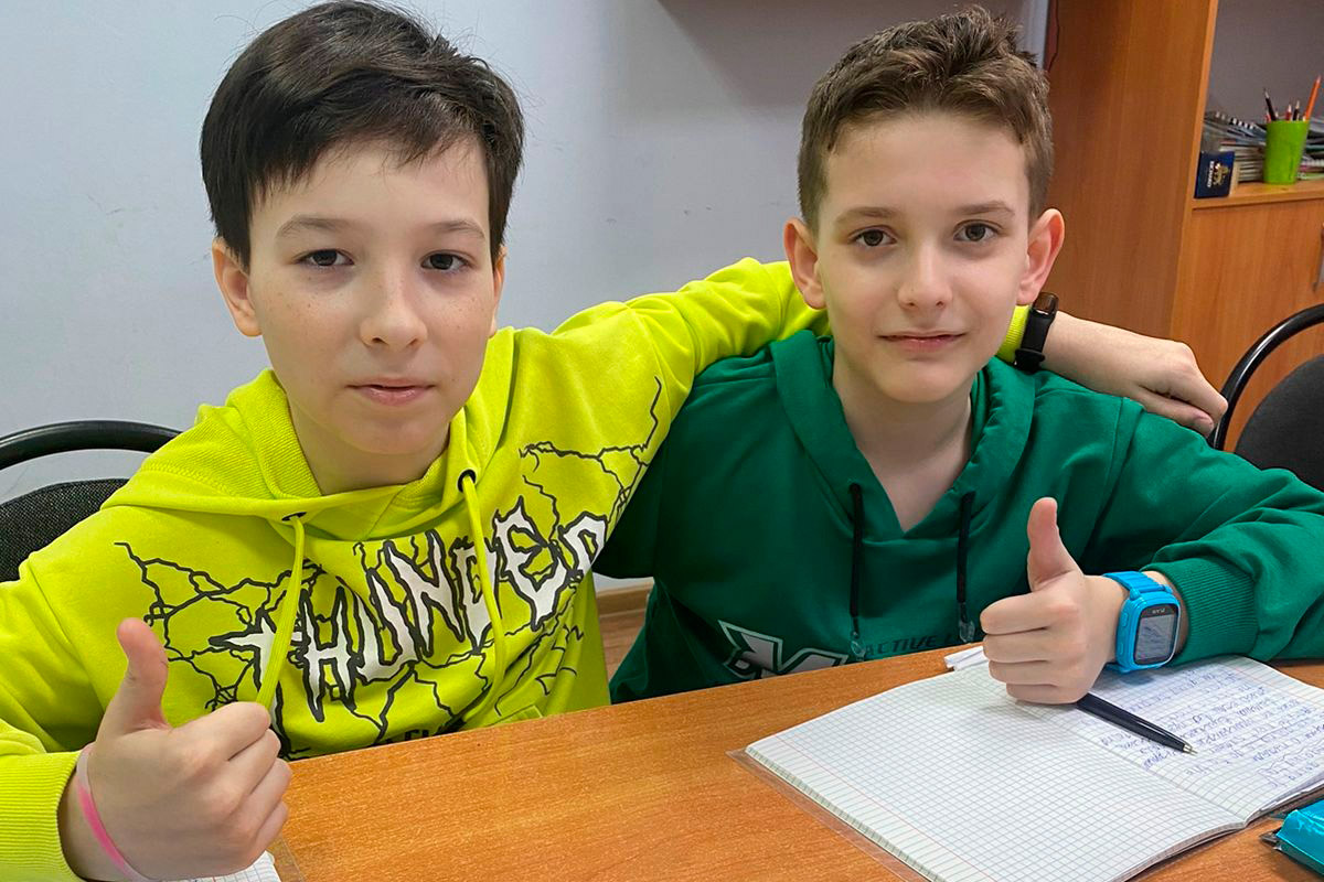 Студенты языкового центра «Диалог Плюс» Ваня Кадица и Артём Нагибин победили в городском конкурсе знатоков иностранного языка